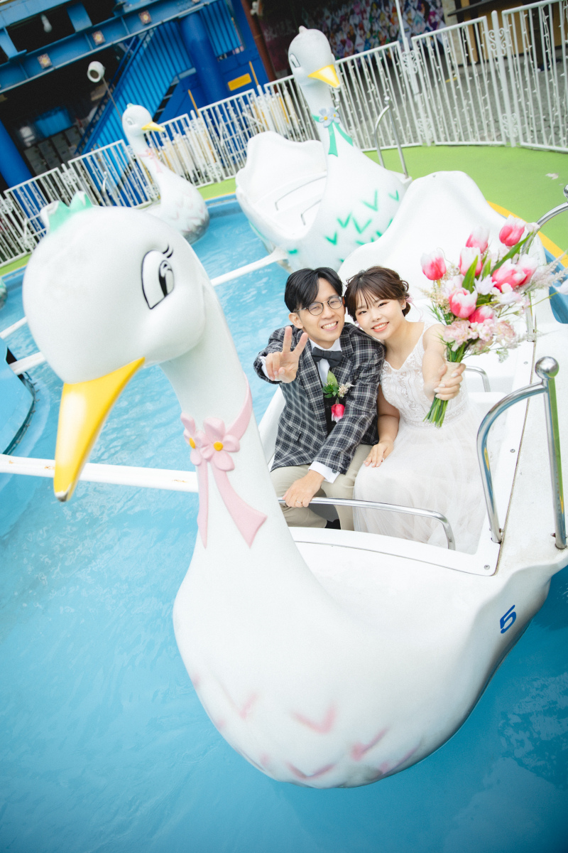 遊園地でウェディングフォト