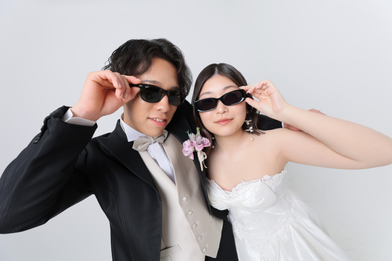 スニーカーとサングラスでカジュアルに!