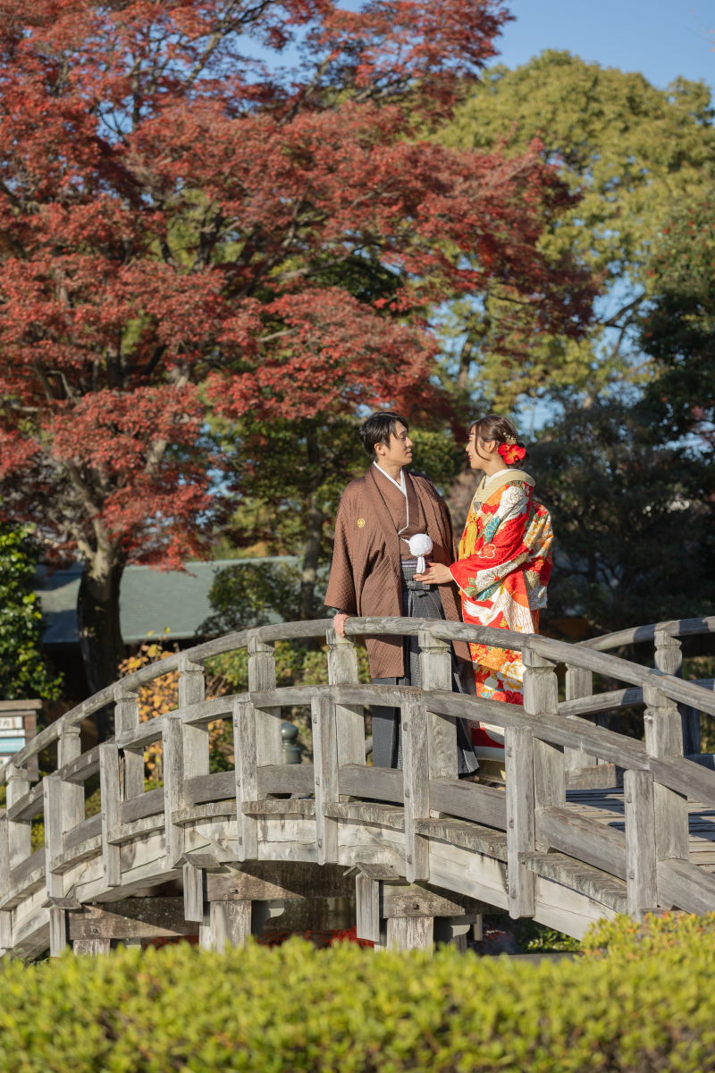 秋晴れの空、紅葉と
