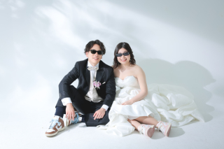 スニーカーとサングラスでカジュアルに!