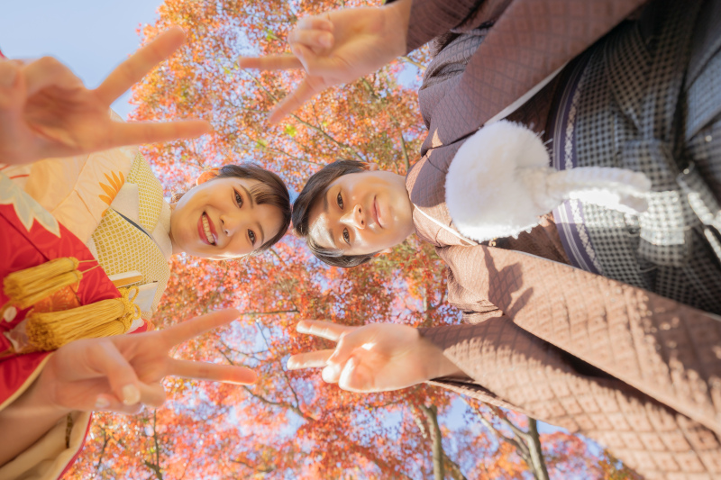 秋晴れの空、紅葉と