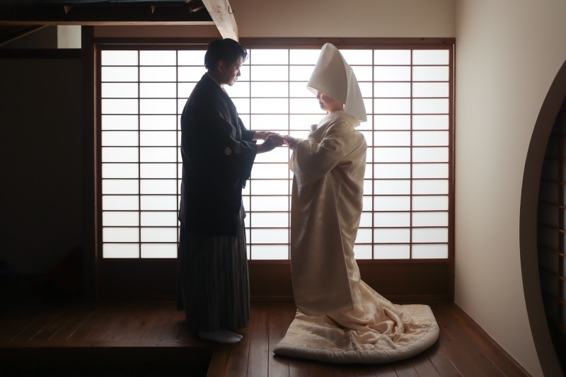 和装２着で屋内庭園撮影