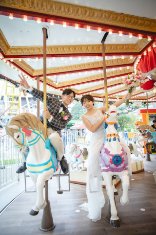 遊園地でウェディングフォト