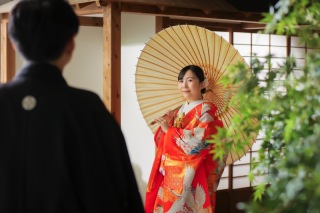 和装２着で屋内庭園撮影
