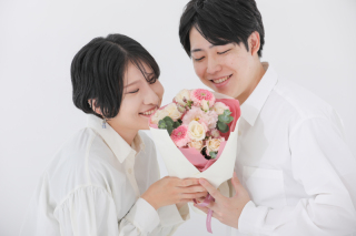 お二人らしいアイテムと！入籍フォト撮影