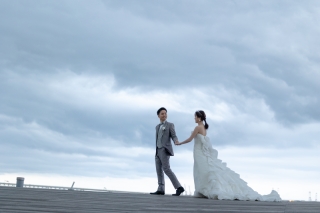 小雨の降る大桟橋でドラマチックに撮影!