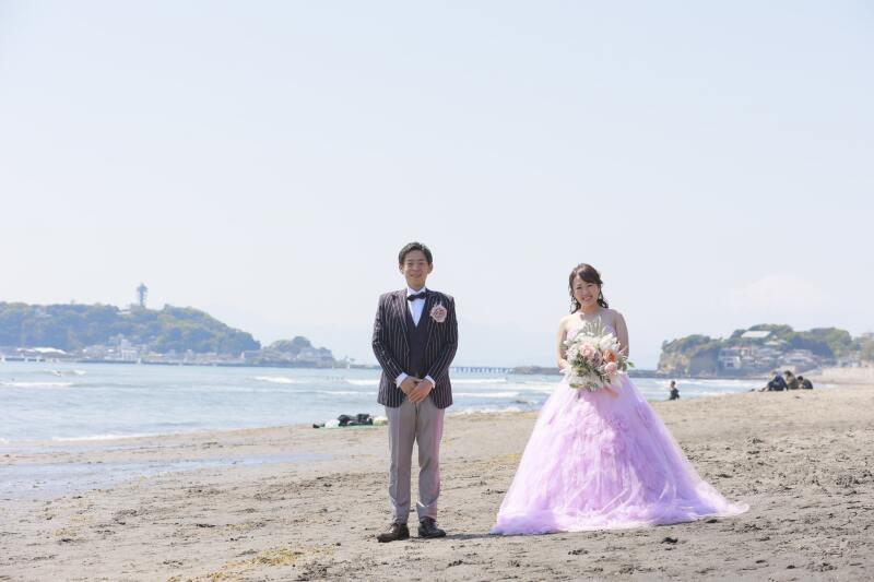 お二人の思い出の江ノ島をバックに