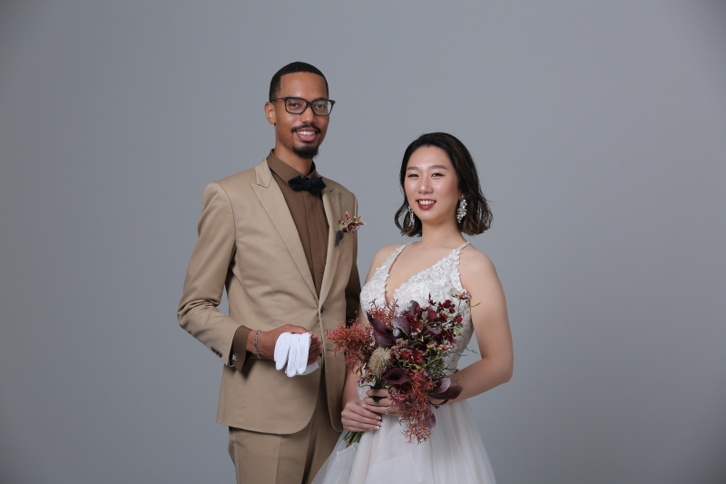 室内撮影でもお二人らしい雰囲気で♪【洋装スタジオ & 屋内庭園スタジオ】