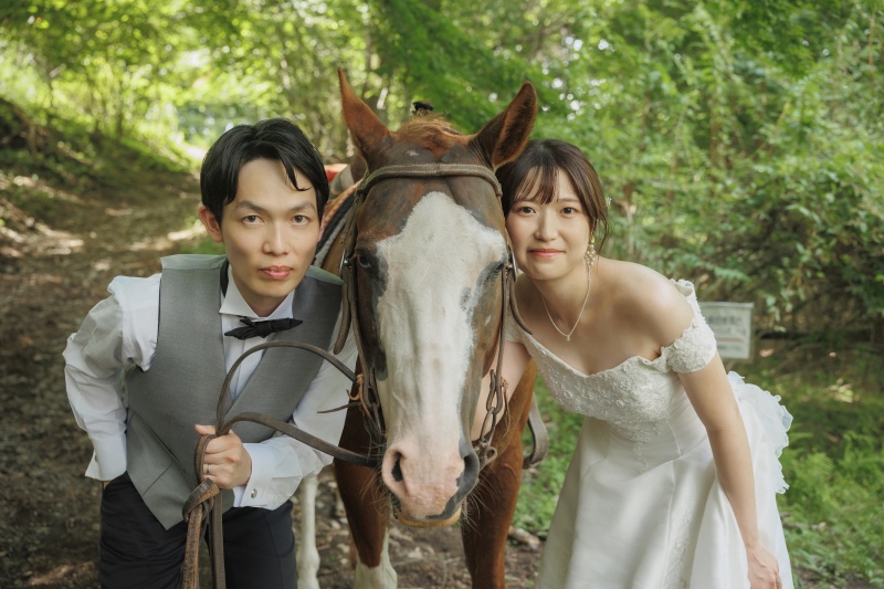 優しい馬たちと一緒に巡る特別なウェディングフォト