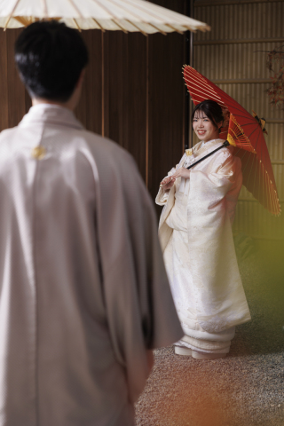 心温まる瞬間を切り取って: 大桟橋と屋内庭園スタジオでのウェディングフォト