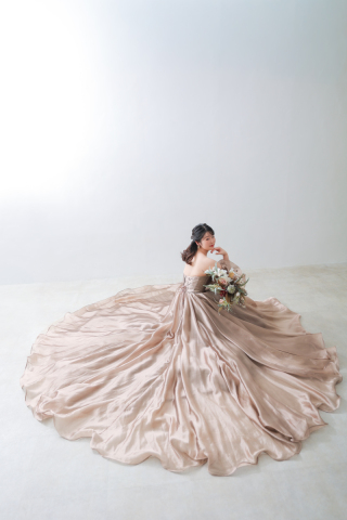 色とりどりのお花と美しいニュアンスカラードレス！　photo by 谷澤　明美
