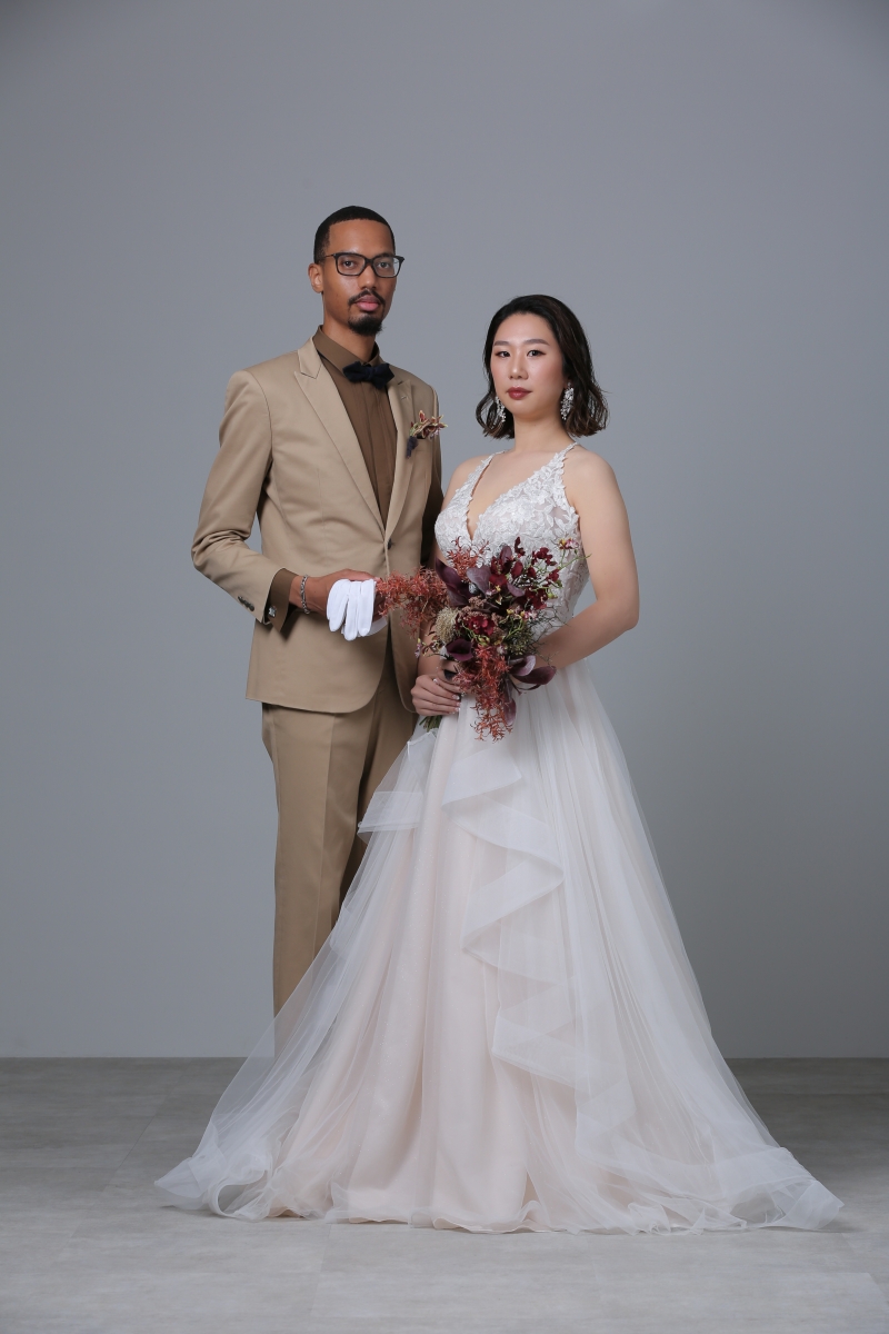 室内撮影でもお二人らしい雰囲気で♪【洋装スタジオ & 屋内庭園スタジオ】