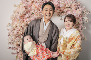 家族と一緒にスタジオ撮影