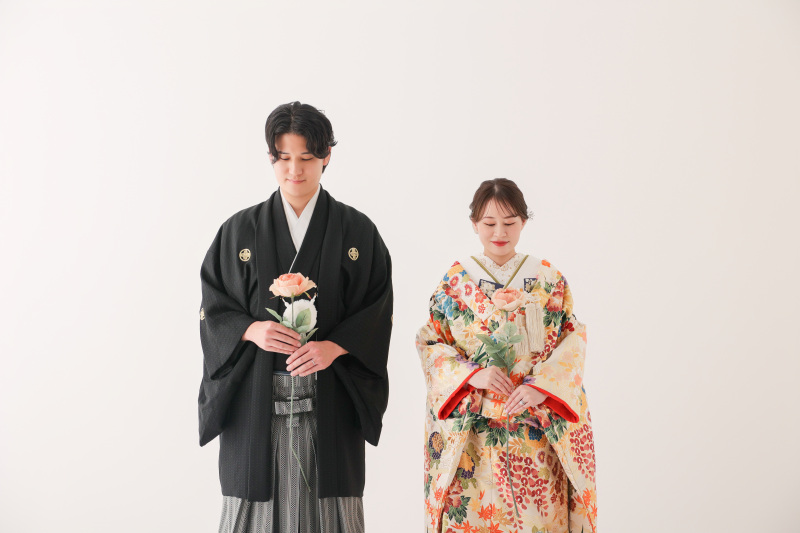 シンプルな白い背景でお二人らしく