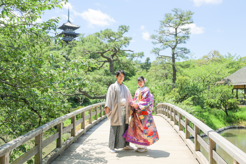 新緑に映える、艶やかな紫の色打掛 photo by 谷澤明美