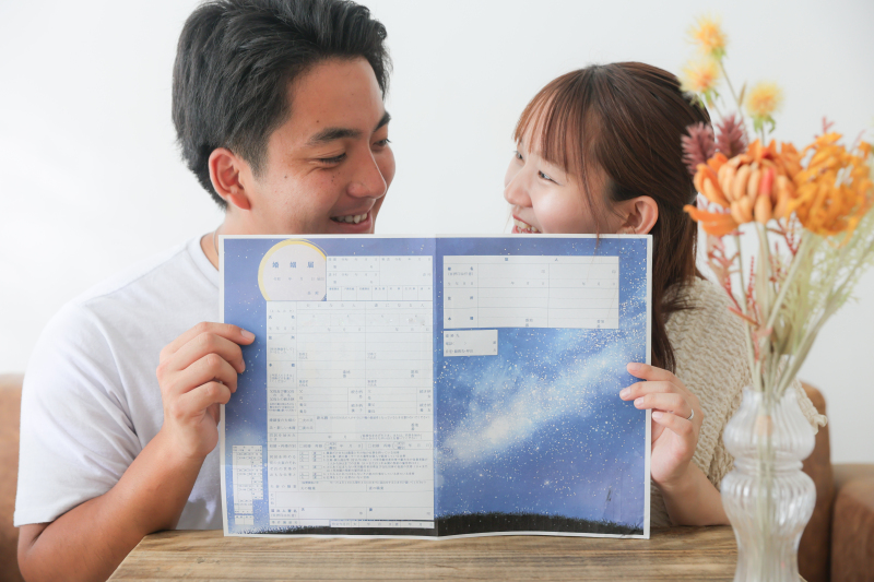 ふたりの入籍日に、婚姻届と〈マリピク！〉