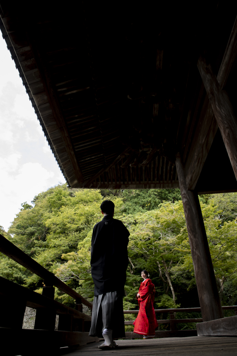緑豊かな妙本寺で赤無垢を