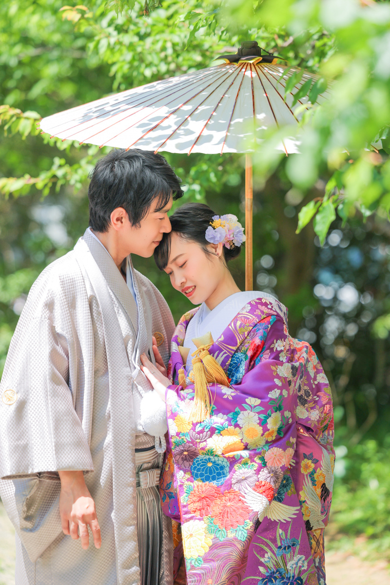 新緑に映える、艶やかな紫の色打掛 photo by 谷澤明美