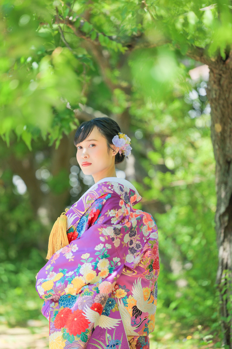 新緑に映える、艶やかな紫の色打掛 photo by 谷澤明美