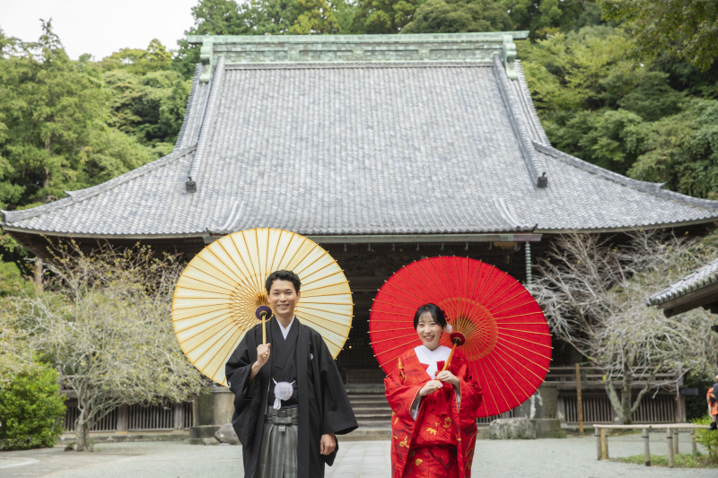 緑豊かな妙本寺で赤無垢を