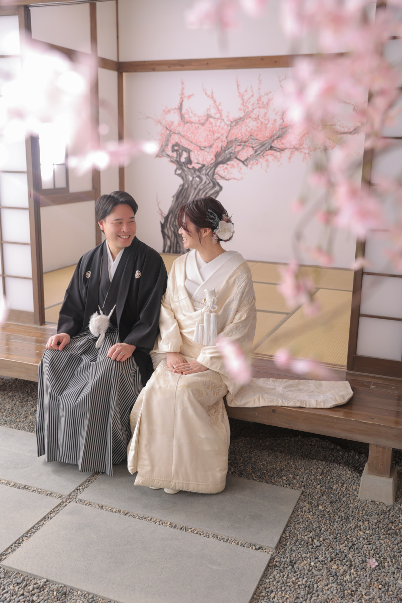  屋内庭園で桜と和装