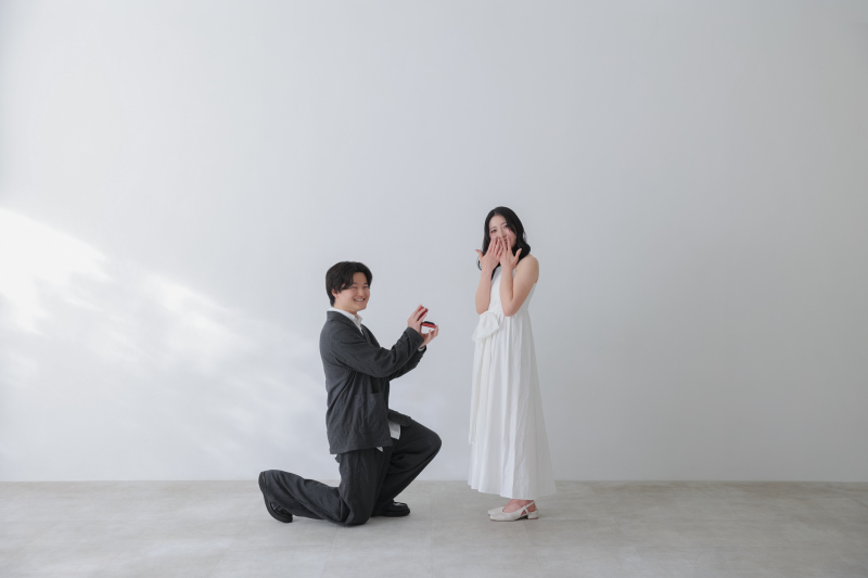 白壁で入籍フォト！