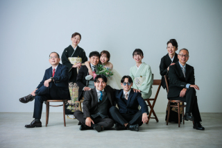 大家族で撮る記念写真