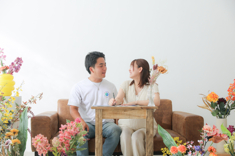 ふたりの入籍日に、婚姻届と〈マリピク！〉
