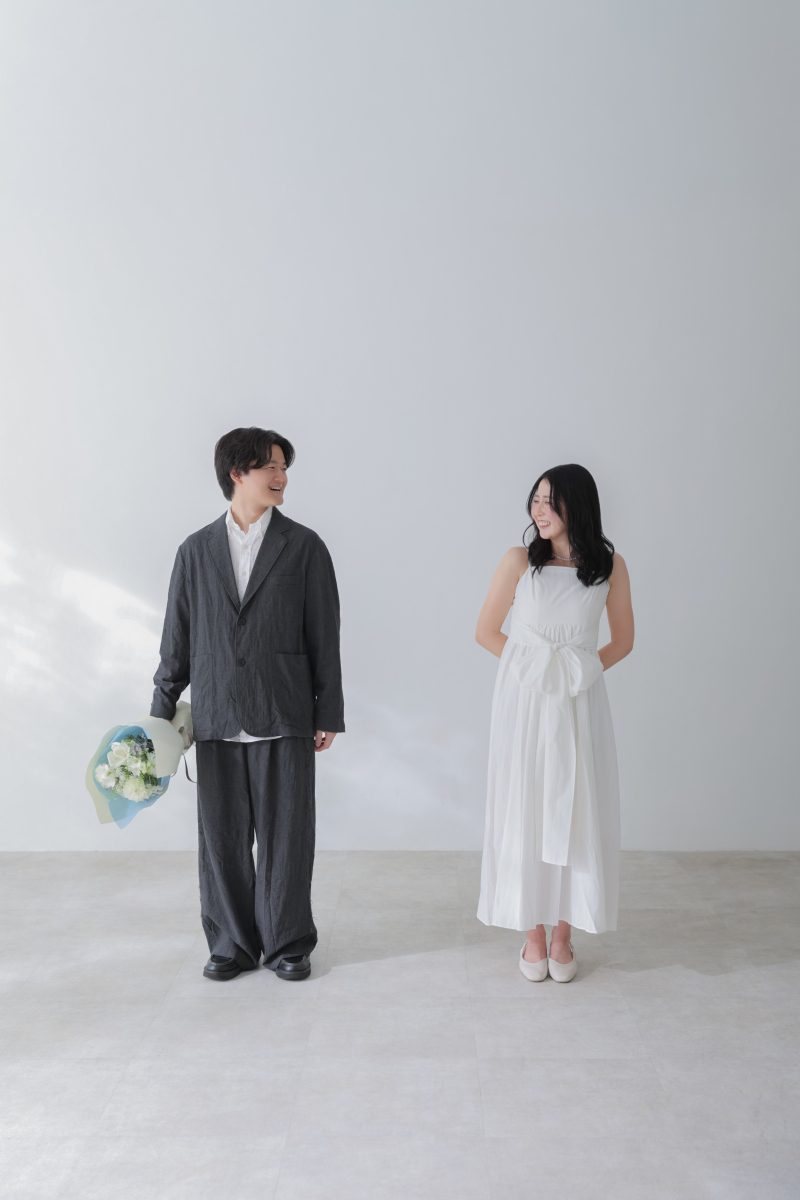 白壁で入籍フォト！