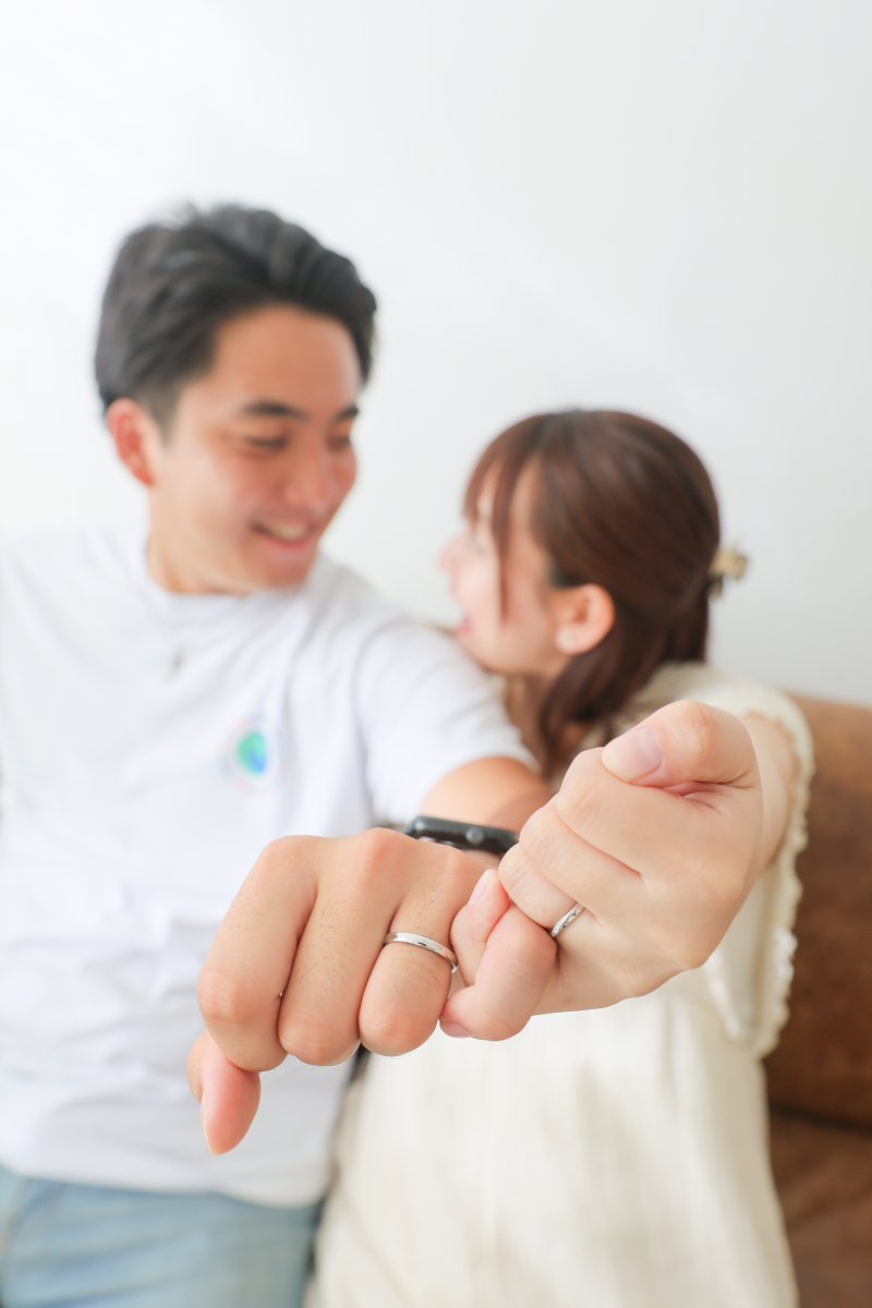 ふたりの入籍日に、婚姻届と〈マリピク！〉