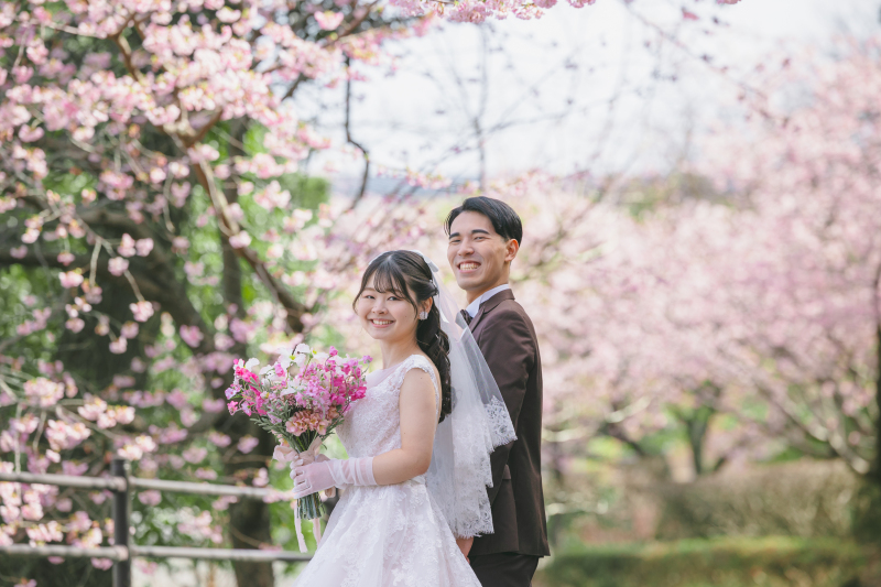 ピンクの桜&times;ブラウンスーツ。お洒落に魅せる伊豆高原ウェディングフォト
