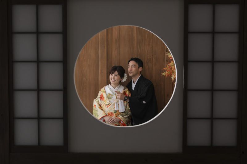 和室の丸窓より