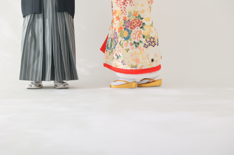 シンプルな白い背景でお二人らしく