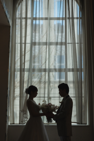 建築美の中で撮影するチャペルロケーション