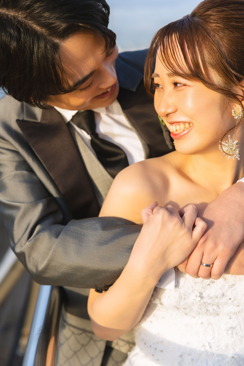 夕焼けに輝く2人の笑顔