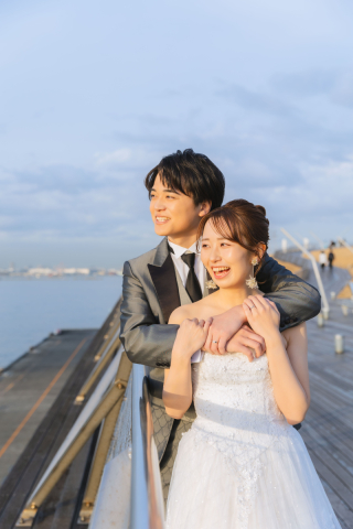 夕焼けに輝く2人の笑顔