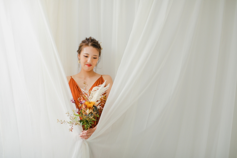 テラコッタカラーのドレスとブラウンのタキシードで秋を楽しんで