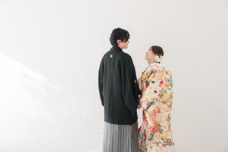 シンプルな白い背景でお二人らしく