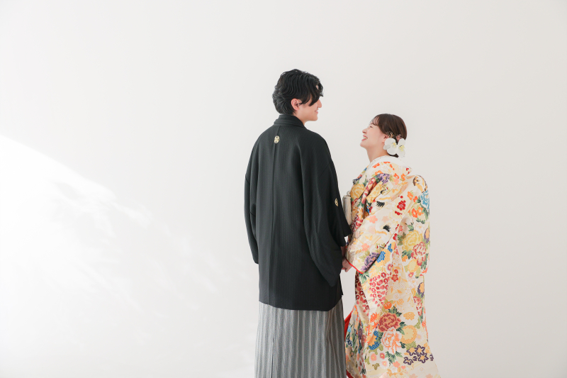 シンプルな白い背景でお二人らしく