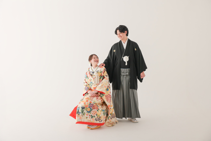 シンプルな白い背景でお二人らしく