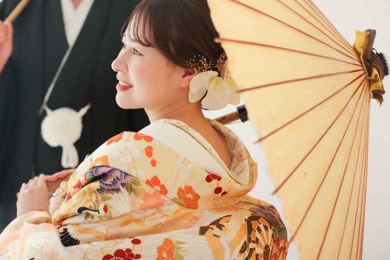 シンプルな白い背景でお二人らしく