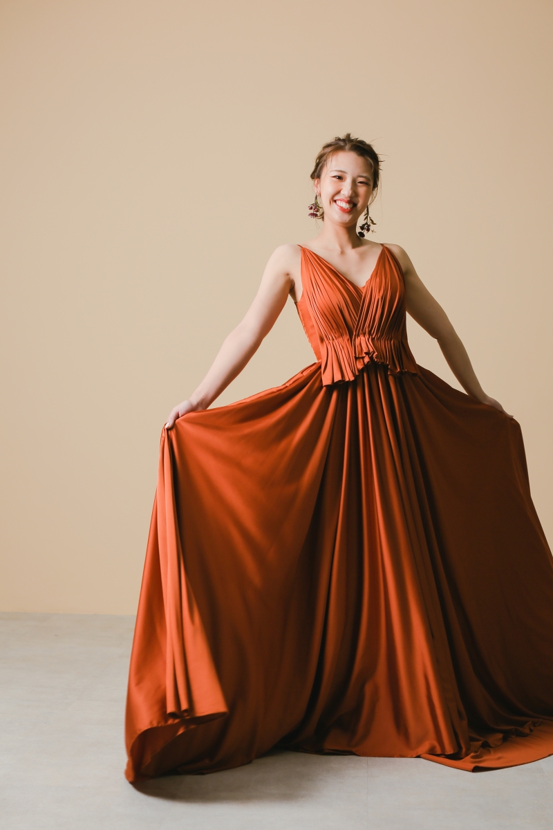 テラコッタカラーのドレスとブラウンのタキシードで秋を楽しんで