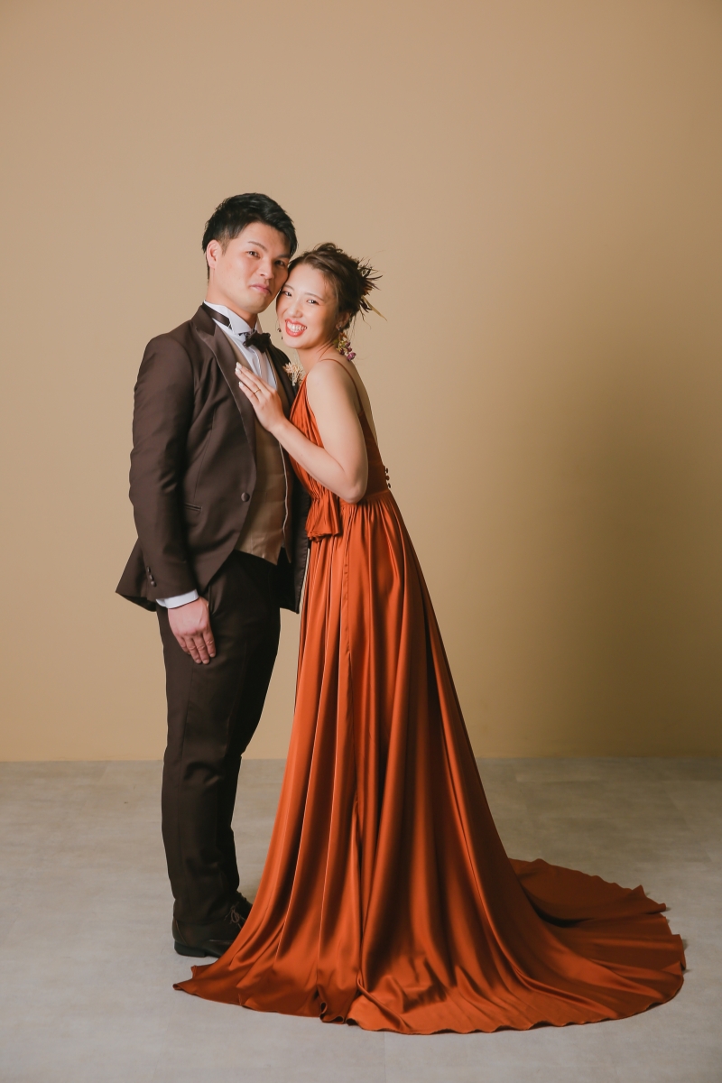 テラコッタカラーのドレスとブラウンのタキシードで秋を楽しんで