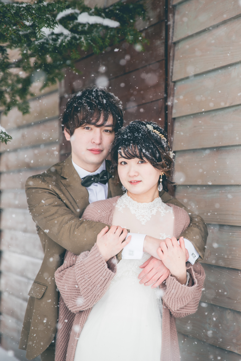 真っ白な雪に囲まれた非日常なウェディングフォト