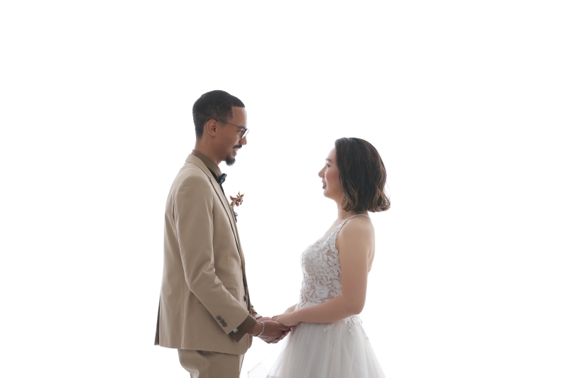 室内撮影でもお二人らしい雰囲気で♪【洋装スタジオ & 屋内庭園スタジオ】