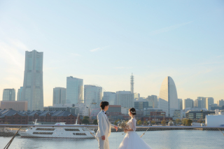 グラデーションの空と映る大桟橋フォト