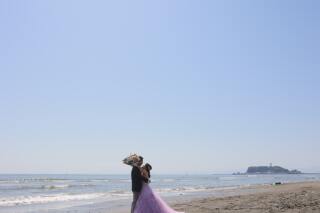 お二人の思い出の江ノ島をバックに