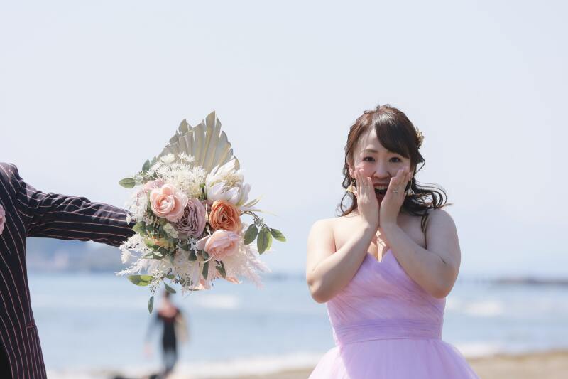 お二人の思い出の江ノ島をバックに
