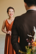 テラコッタカラーのドレスとブラウンのタキシードで秋を楽しんで