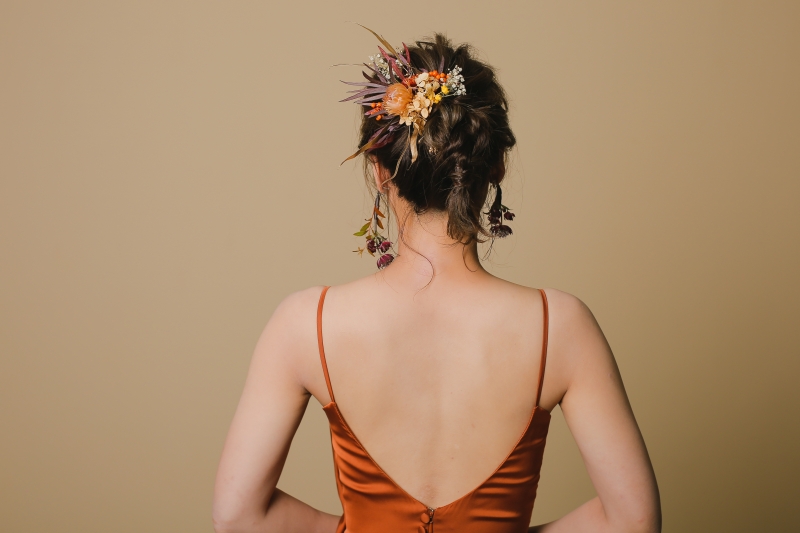 テラコッタカラーのドレスとブラウンのタキシードで秋を楽しんで